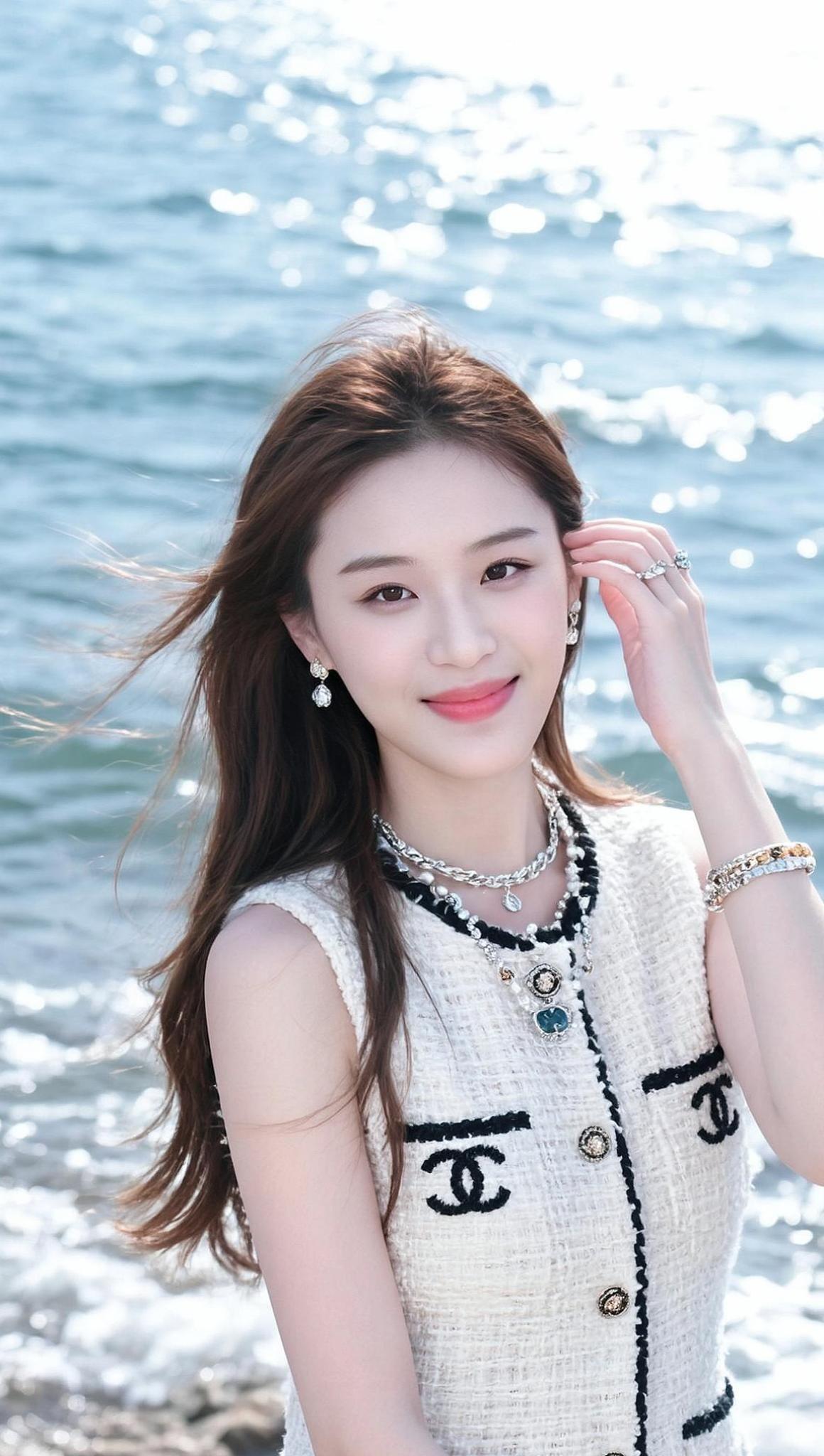 海风轻拂，浪花呢喃，仿佛在诉说着无尽的故事。阳光洒在肩头，像是时间赠予的温柔礼物