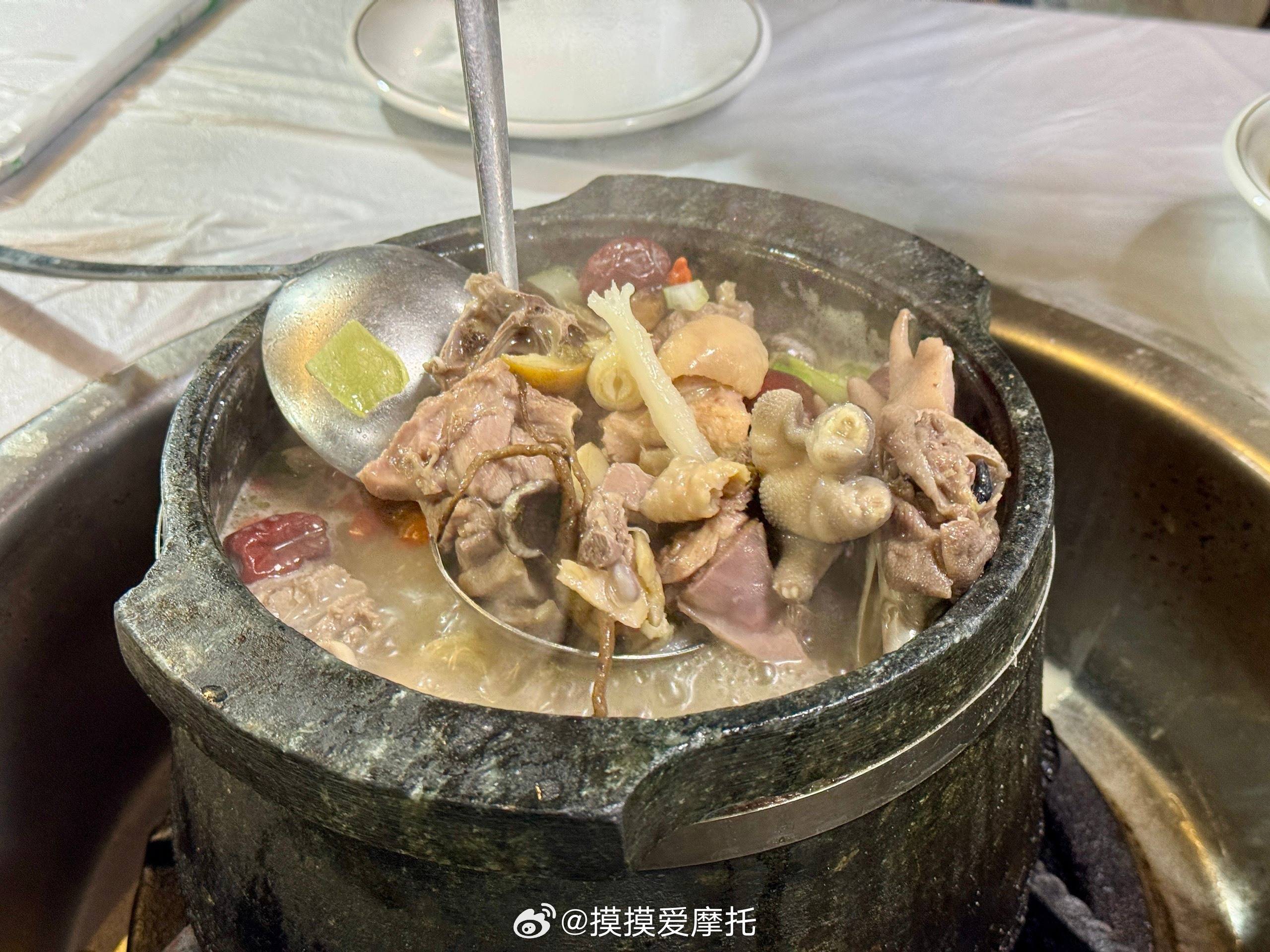 和摸摸去摩旅 给大家推荐一家鲁朗石锅鸡，老板是鲁朗本地人，店已经开了20多年了，