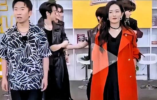 张杰在鸟巢台上唱歌，谢娜在后台举着手机狂拍马嘉祺。头都没回。

4月19日，谢娜