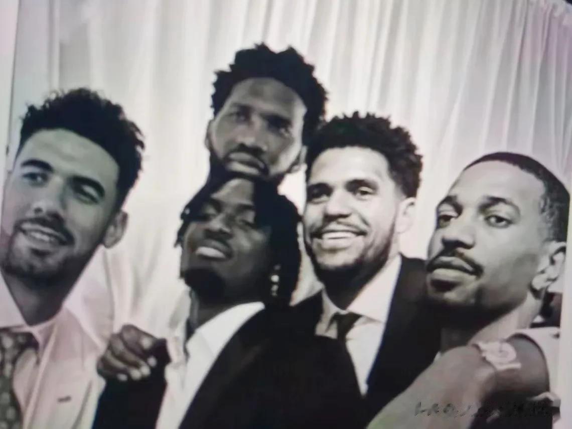  
北京时间7月23日NBA76人队中锋球星恩比德婚礼现场，队友哈里斯、马克西、