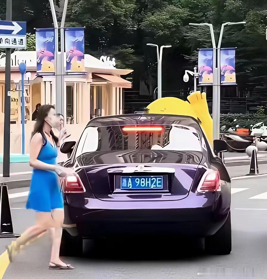 宗馥莉一袭蓝裙现身杭州万象城，优雅地走向了劳斯莱斯的后座。今年，宗馥莉对娃哈哈集