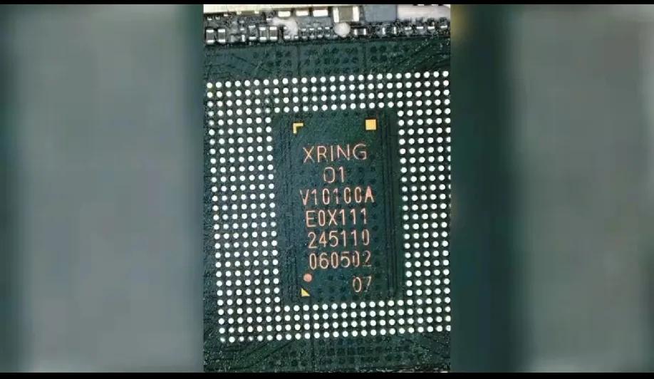 网友直播拆小米玄戒芯片。3nm，台积电代工。
这对华为芯片是打击还是鼓励?对消费
