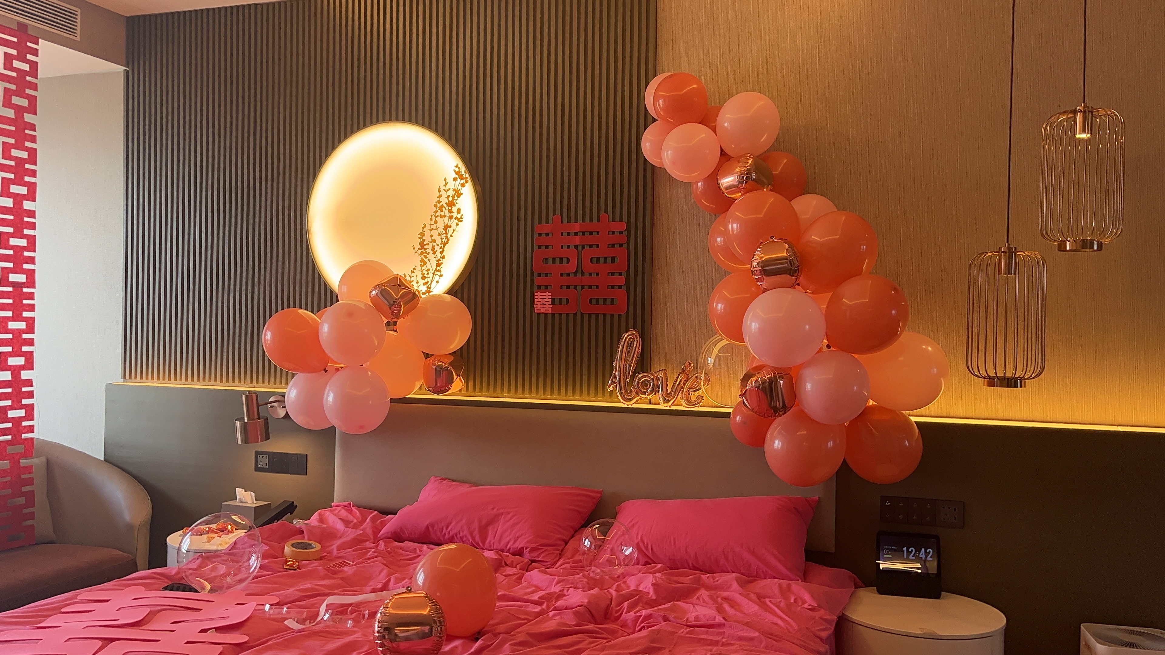 大家一起布置婚房累屁了，感觉像自己结了一遍婚[跪了]下午还彩排，冲冲冲[全力以赴