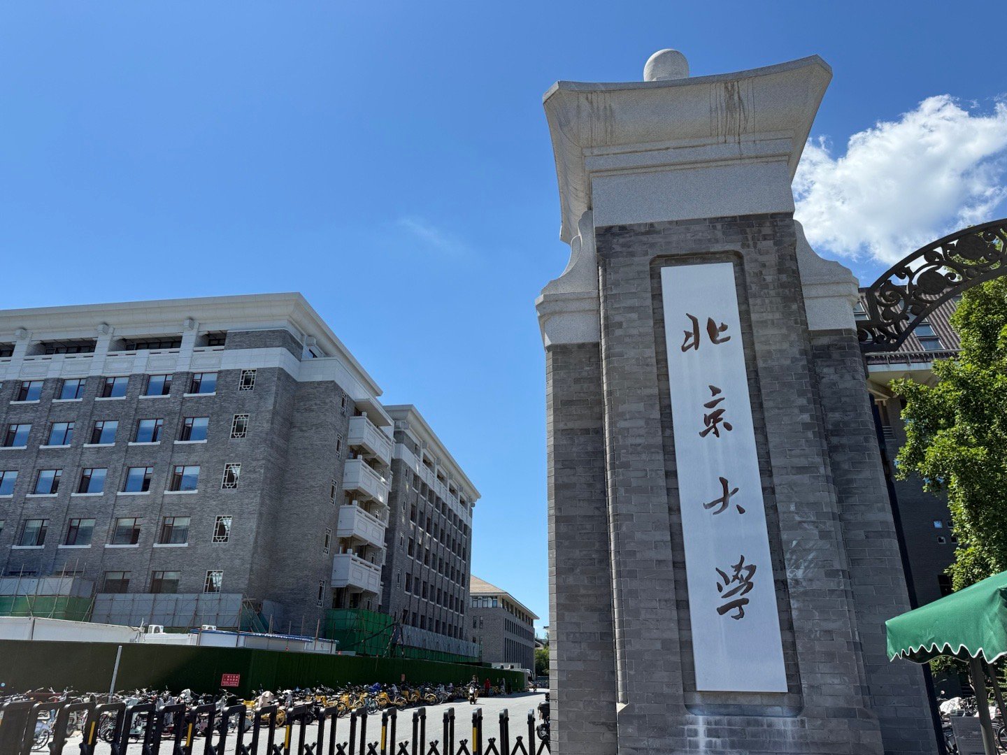今天一大早带着玉树的孩子们参观北大，顺便午饭在北大食堂解决。孩子们表示，这个学校