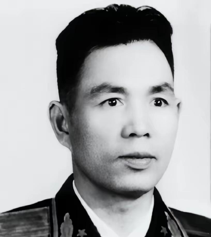 1999年，开国少将丁盛逝世。上级规定追悼会上，不准称他为“同志”、“老红军”和