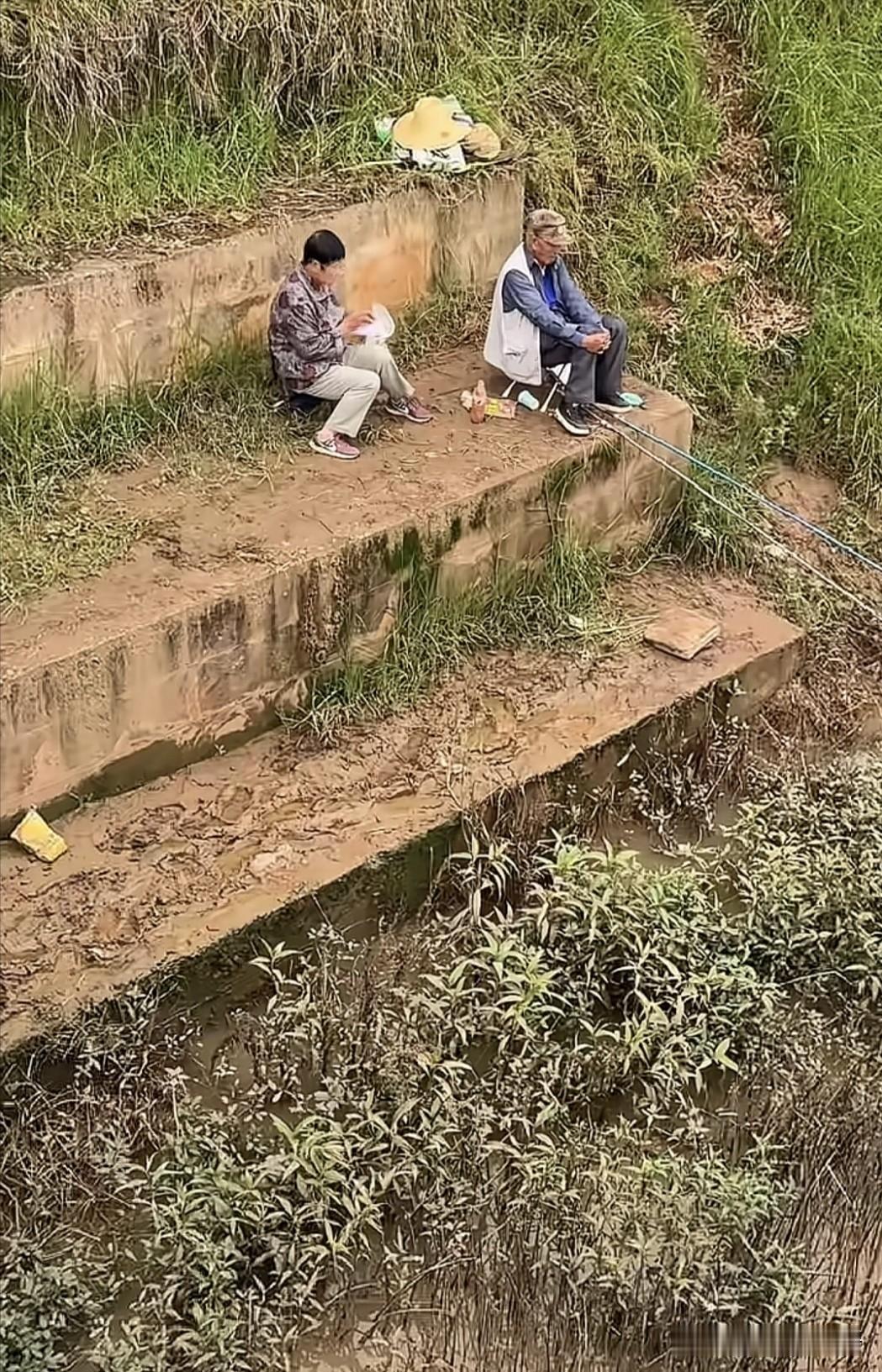 身边有个小姐姐陪钓鱼不算什么，70多岁旁边有个纳鞋底陪你钓鱼的女人，那才是人生赢
