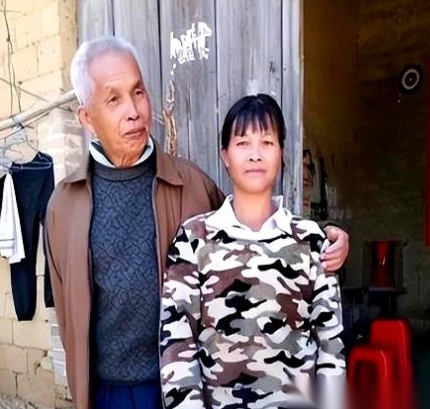“广西第一猛男”！他与娇妻21年连生15个娃，为躲罚款深山自接生！ 曾经17口人