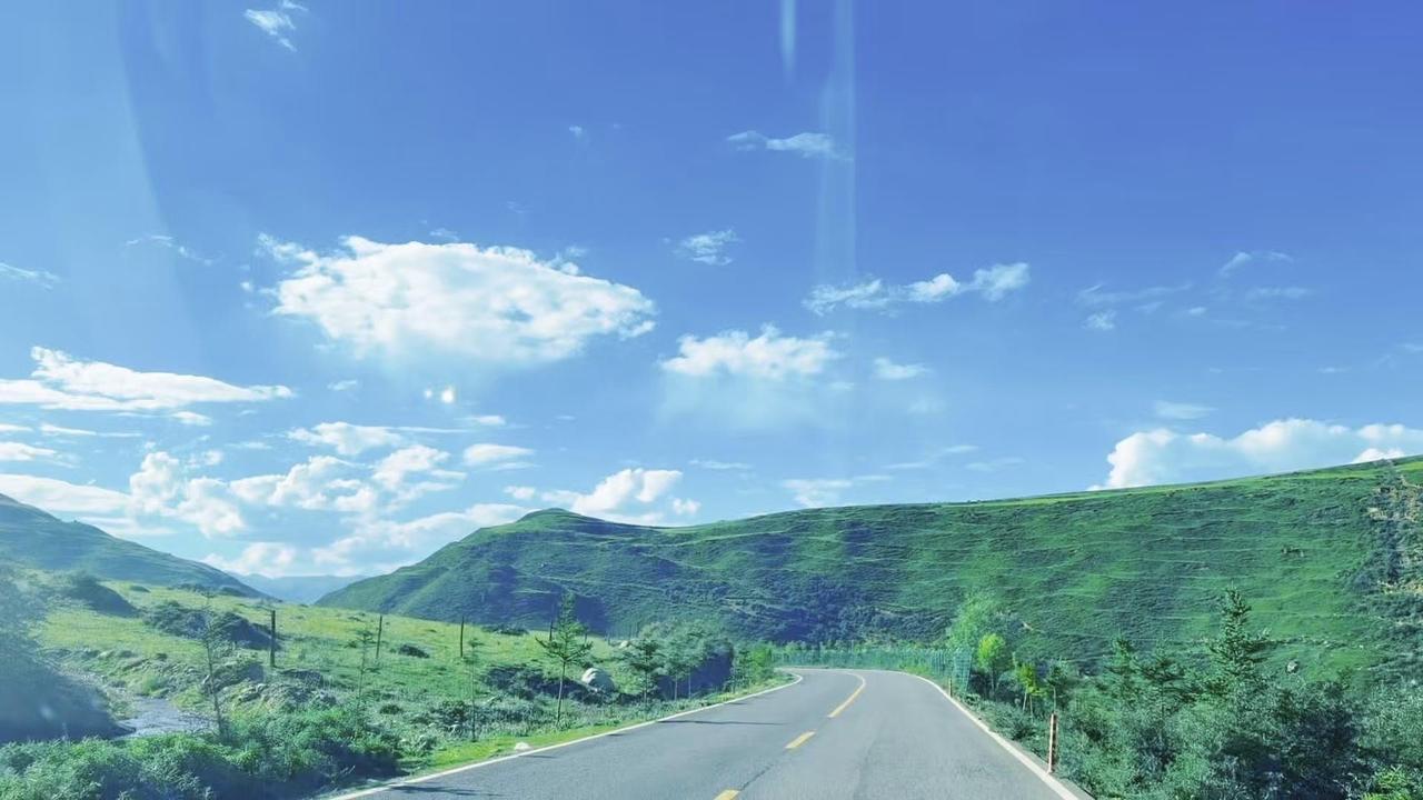 🌥️川西高原的夏天，天空变幻如流动的水墨画，阳光与雨交织出戏剧性浪漫。这里没有