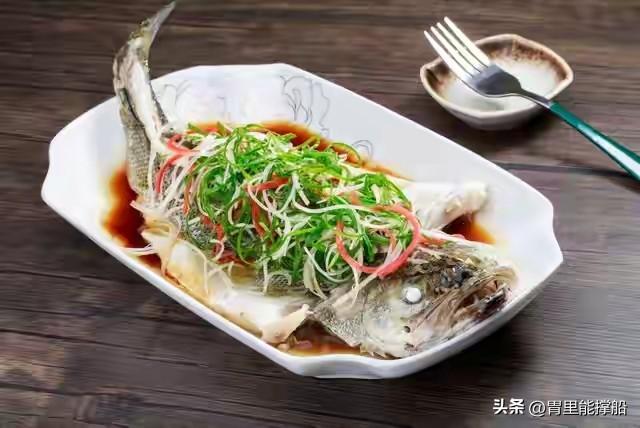 葱香鲈鱼这样做，鲜嫩入味，葱香扑鼻，出锅全家都抢着吃！
 一、为什么葱香鲈鱼这么