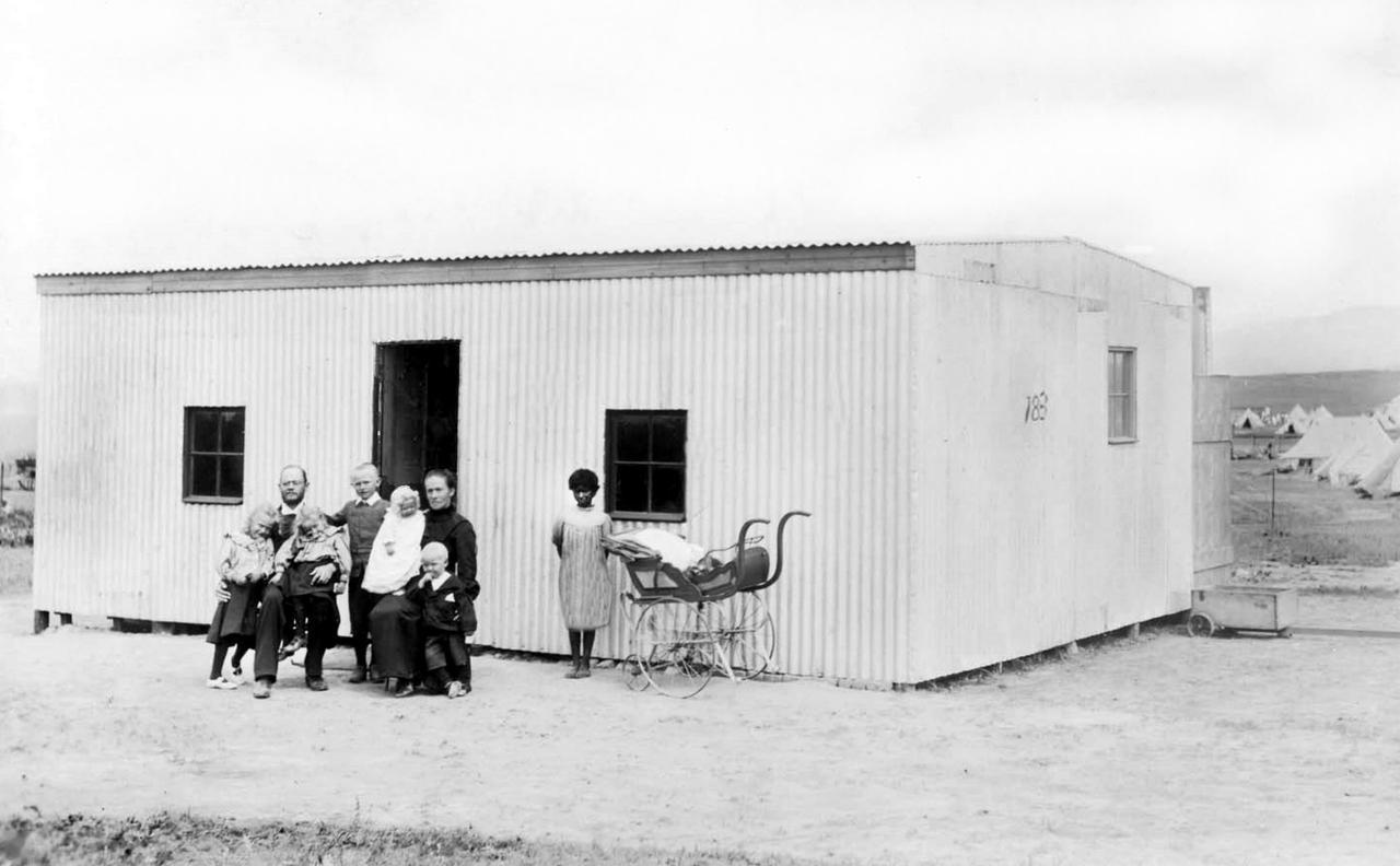 “集中营” 一词最早出现于 1899-1902 年的英布战争期间，是英国军队为关