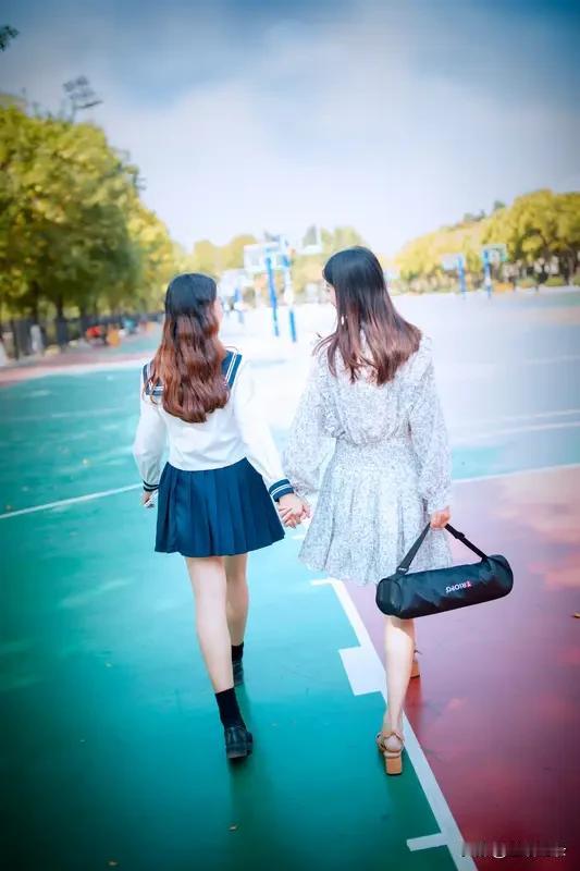 不管外界的质疑声有多么多
有那么一个人
始终如一地信任你
鼓励你，希望你振作起来