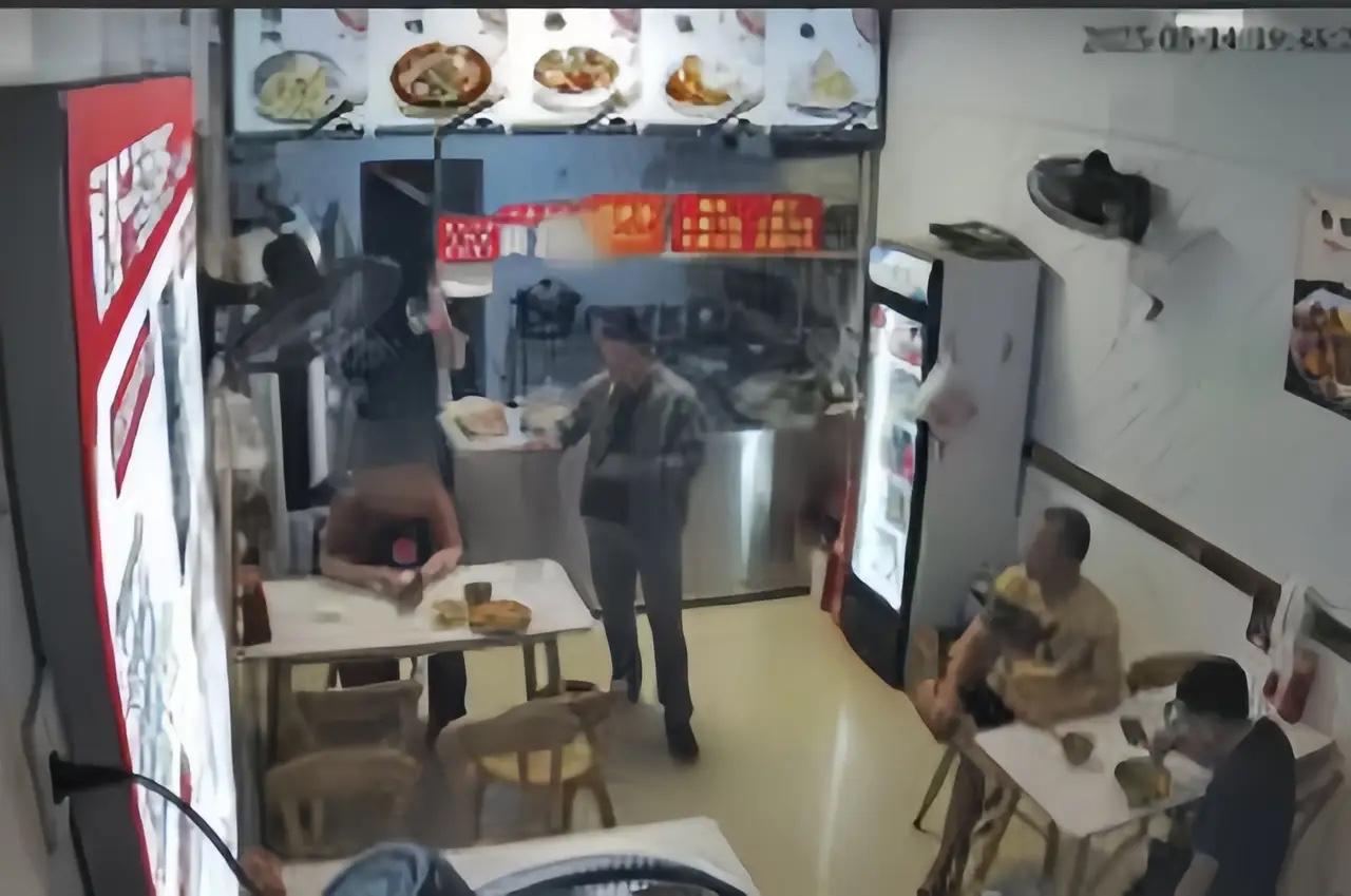 太神了！民警休假吃碗馄饨，救下老板娘30万全部积蓄！

太惊险了！云南一位民警难