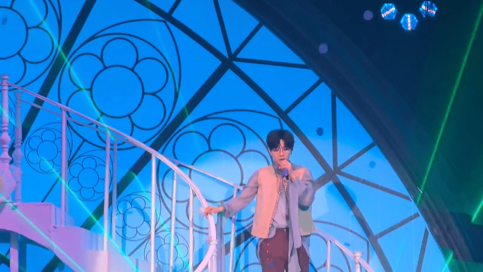 胡夏济南演唱会太会了！在大明湖畔唱《雨蝶》已经够绝，还拿着荷花自我介绍“夏”与“