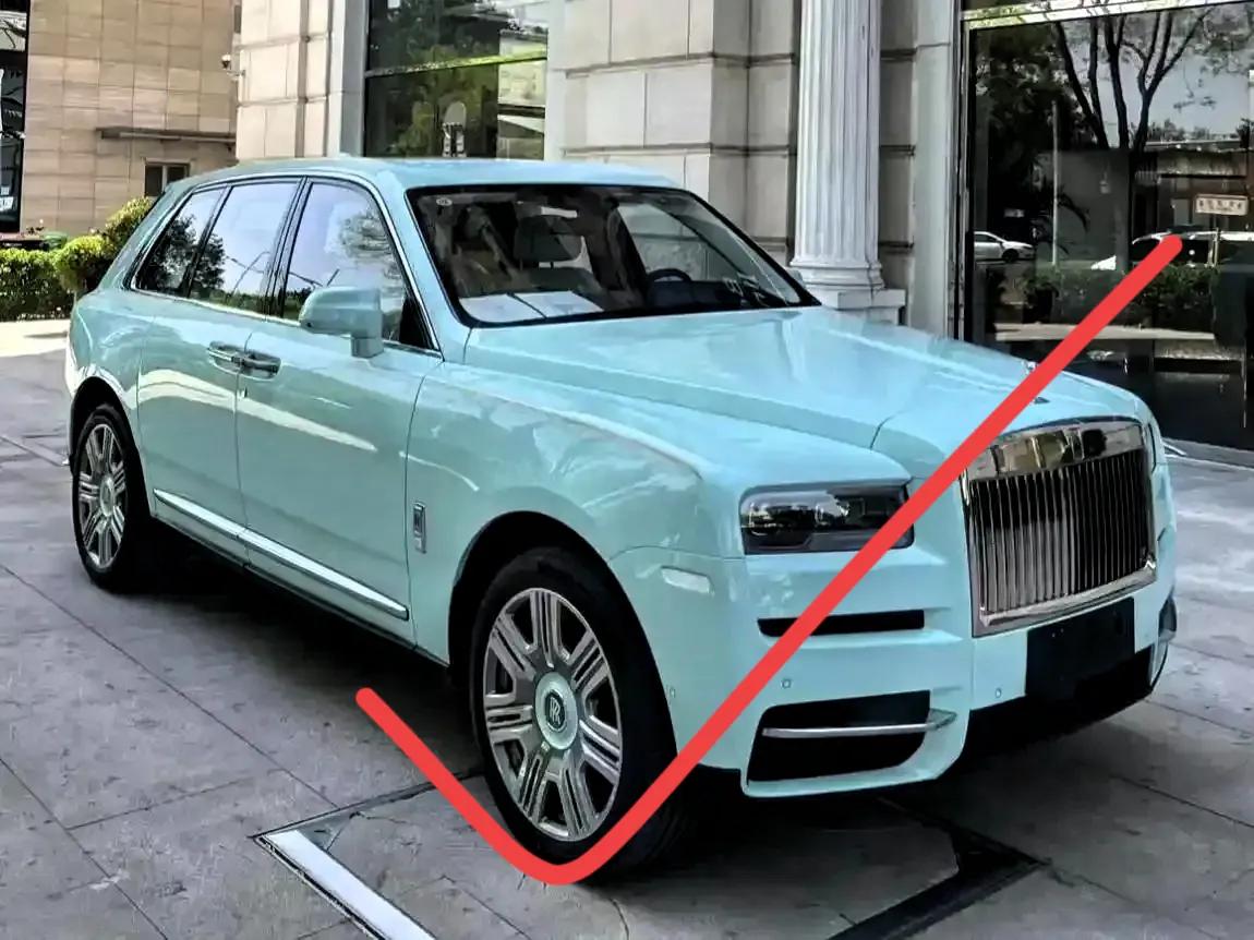 想知道杨兰兰是谁？我给你们指条明路，那700万的蒂芙尼蓝定制款劳斯莱斯库里南，一