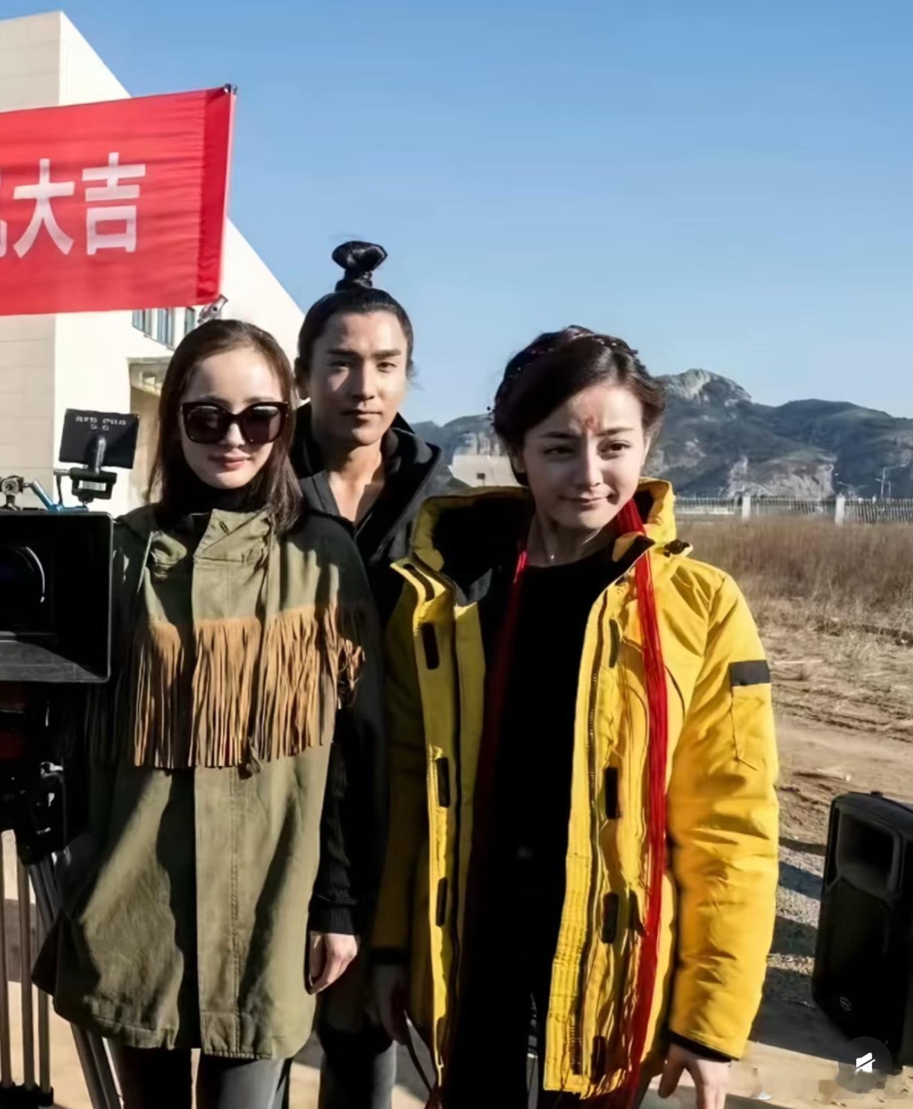 摸到一张三生三世时期的合照这个小巴巴好板正啊杨幂热巴合照 ​​​