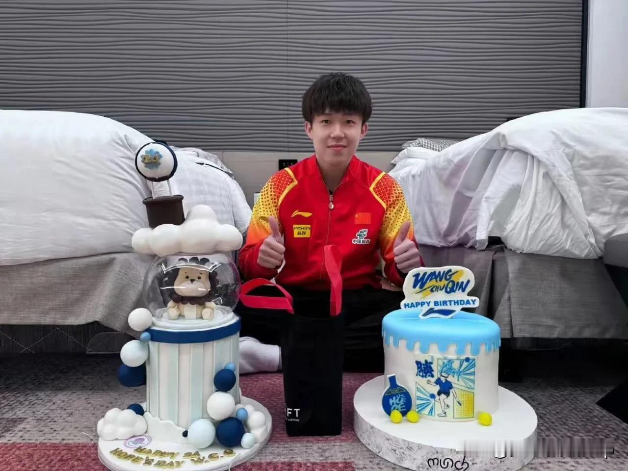 王楚钦沙特酒店庆祝生日
球迷会和李宁分别送了蛋糕
粉丝送的是一个小狮子蛋糕
还有