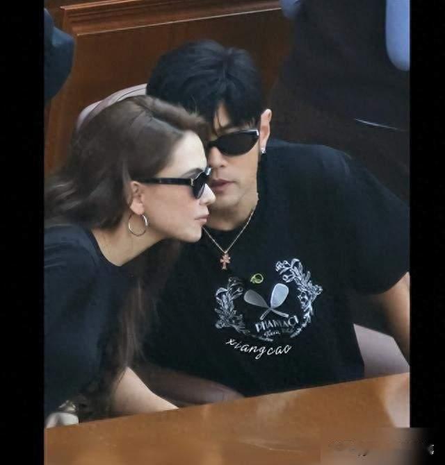 刚唱完青岛直奔上海！周杰伦昆凌看网球咬耳朵，与许昕夫妇同框