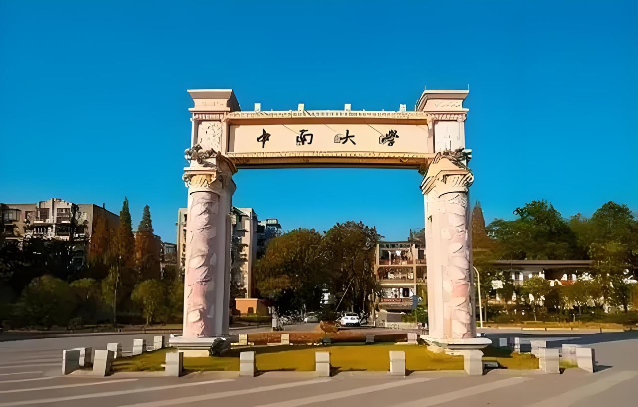 村里发了一万助学奖金，我二舅又往里面捐了两万！

我二舅儿子今年考上了中南大学，