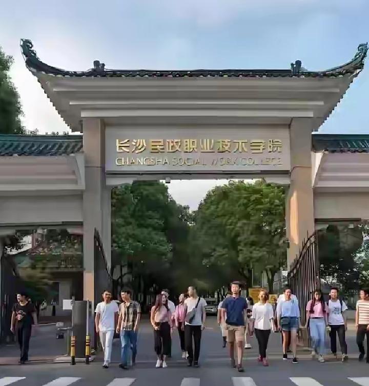 同事小王的闺女今年高考，你猜她考得哪所院校、选的什么专业？说出来吓死你！
这闺女