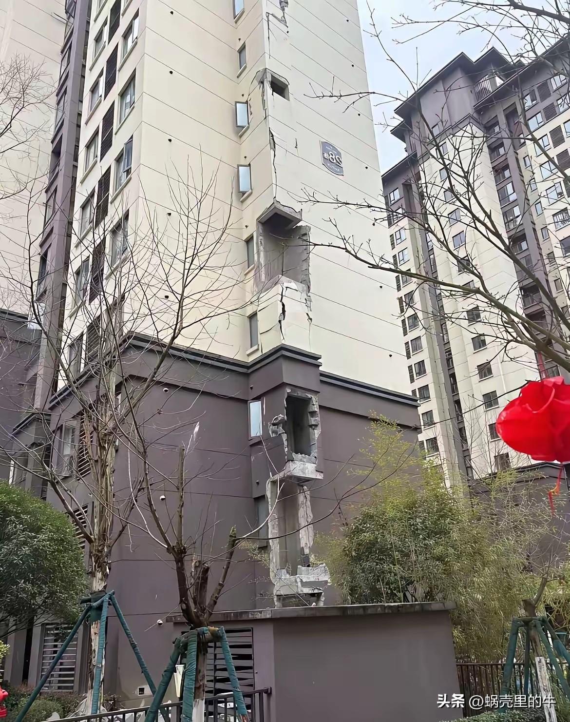 买到这种房子的业主，
估计都经过应急避险培训吧！
房子烂了不可怕，
责任心烂了才