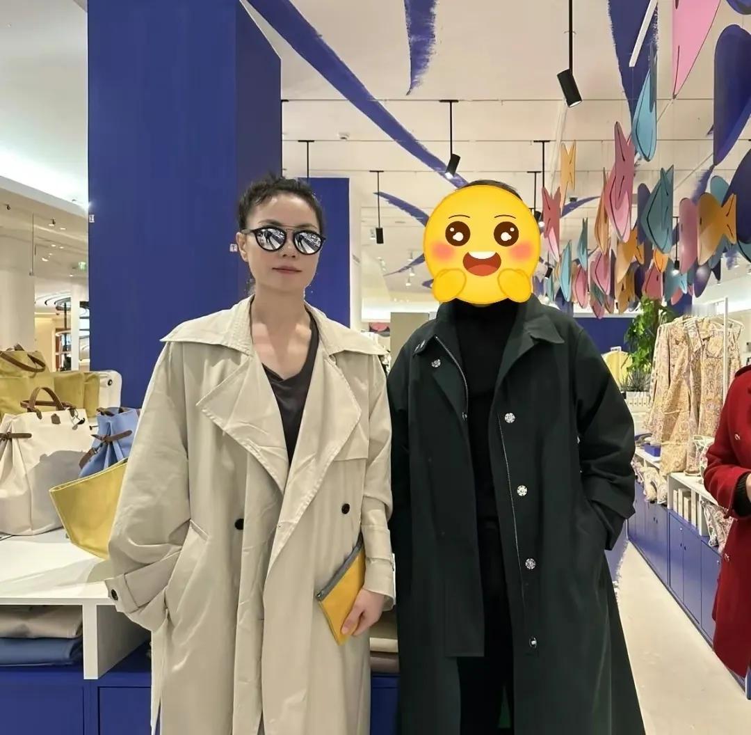 50+的王菲状态太好！随意的一款风衣也能穿出极致气质。

一款黑色打底搭配一款浅