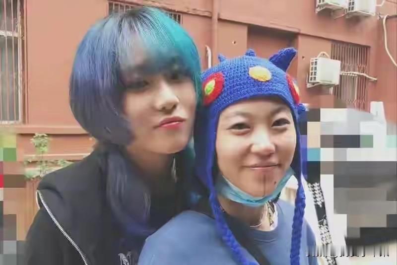 只有李亚鹏受伤的世界达成了。窦唯跟高原离婚后，依然相互约着飞香港去看窦靖童，王菲