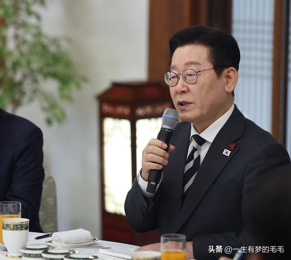 15日晚，韩国总统李在明在官邸宴请共同民主党34名新当选议员，强调以稳定的党政合