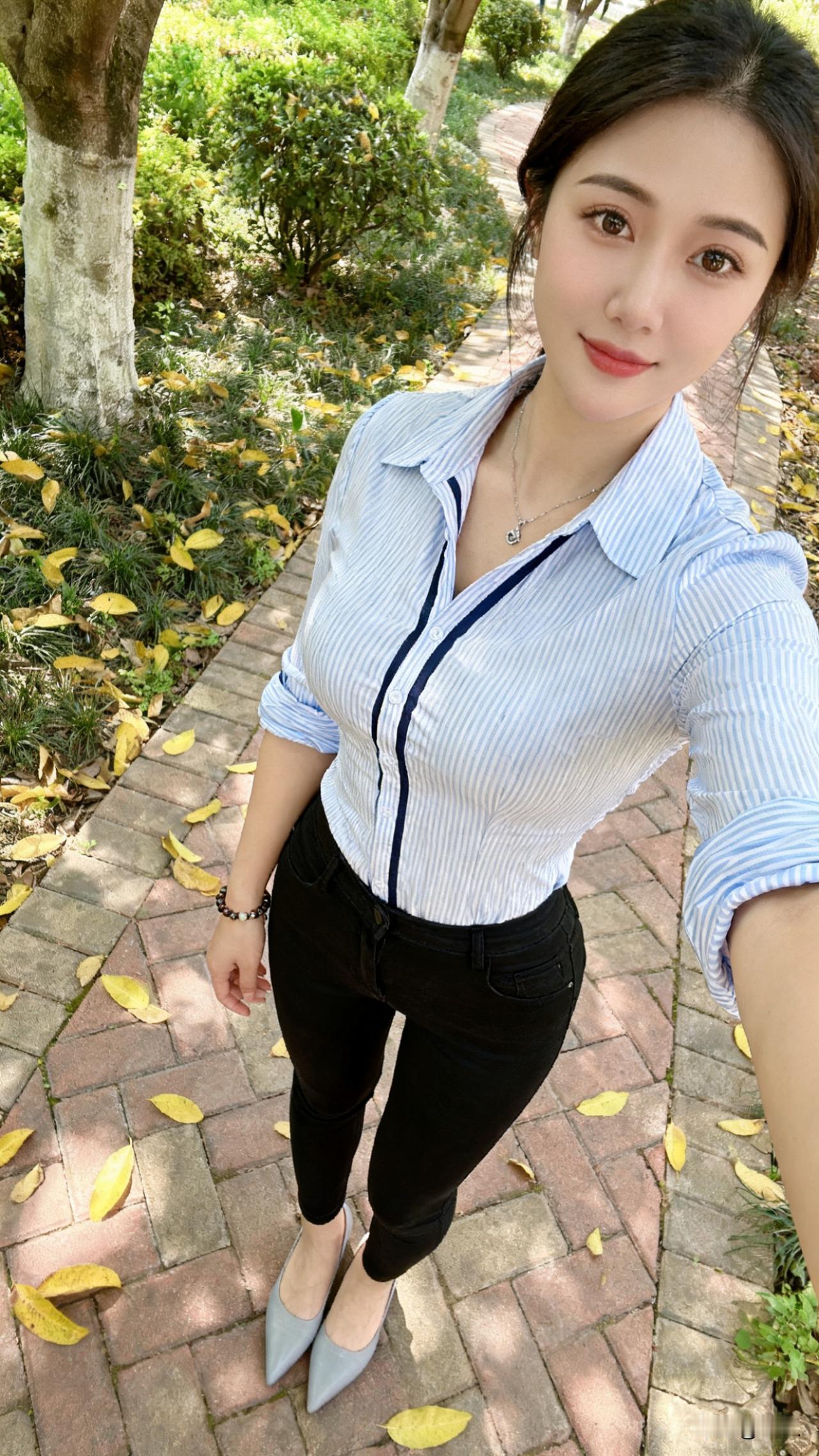 职场风穿搭偶遇公园秋景，这氛围感绝了！
 
谁说文职穿搭只能刻板沉闷？一件蓝白条
