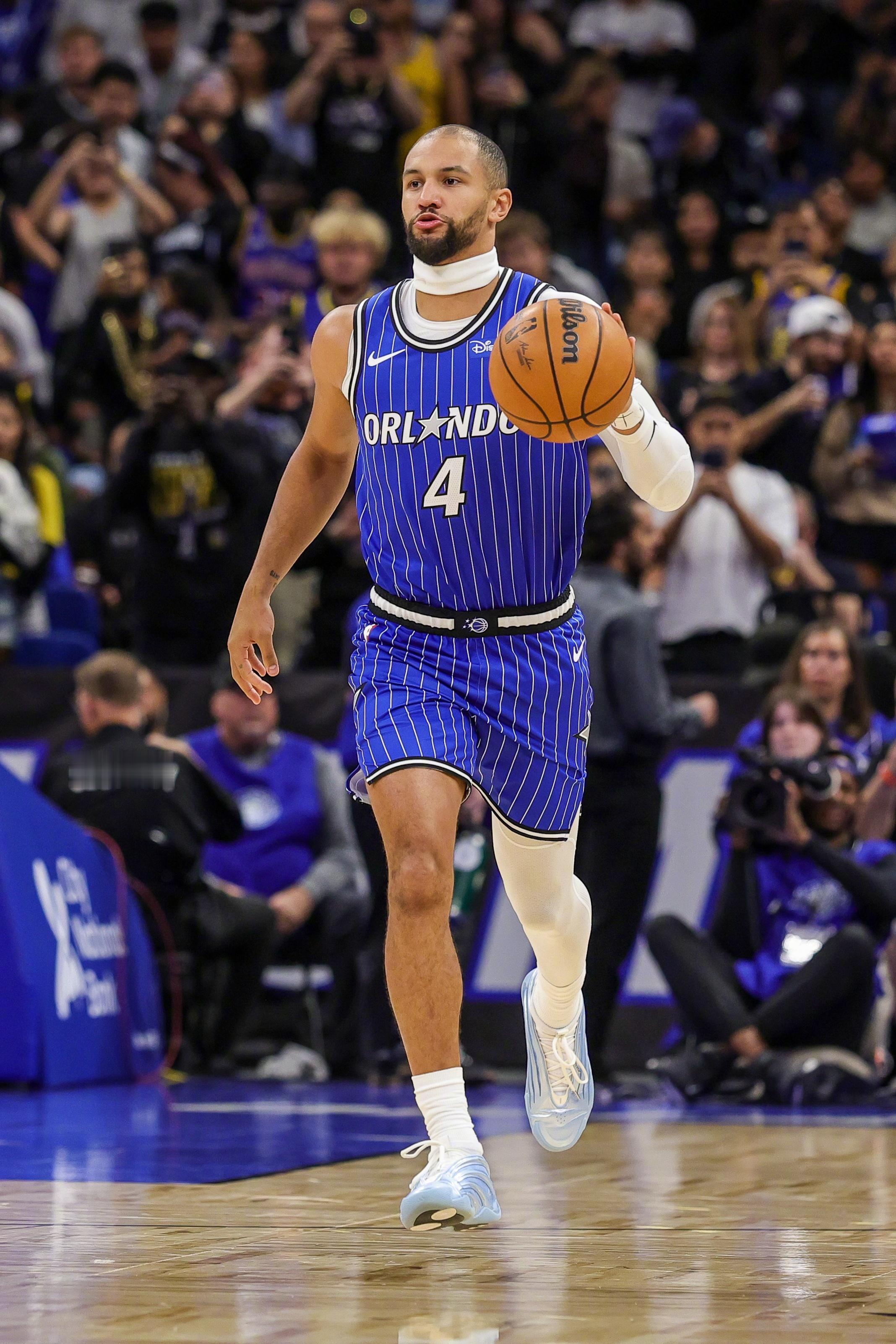 ❌联盟已经禁止萨格斯在比赛中将发带戴在脖子上，必须按照头带的本来用途佩戴。萨格斯