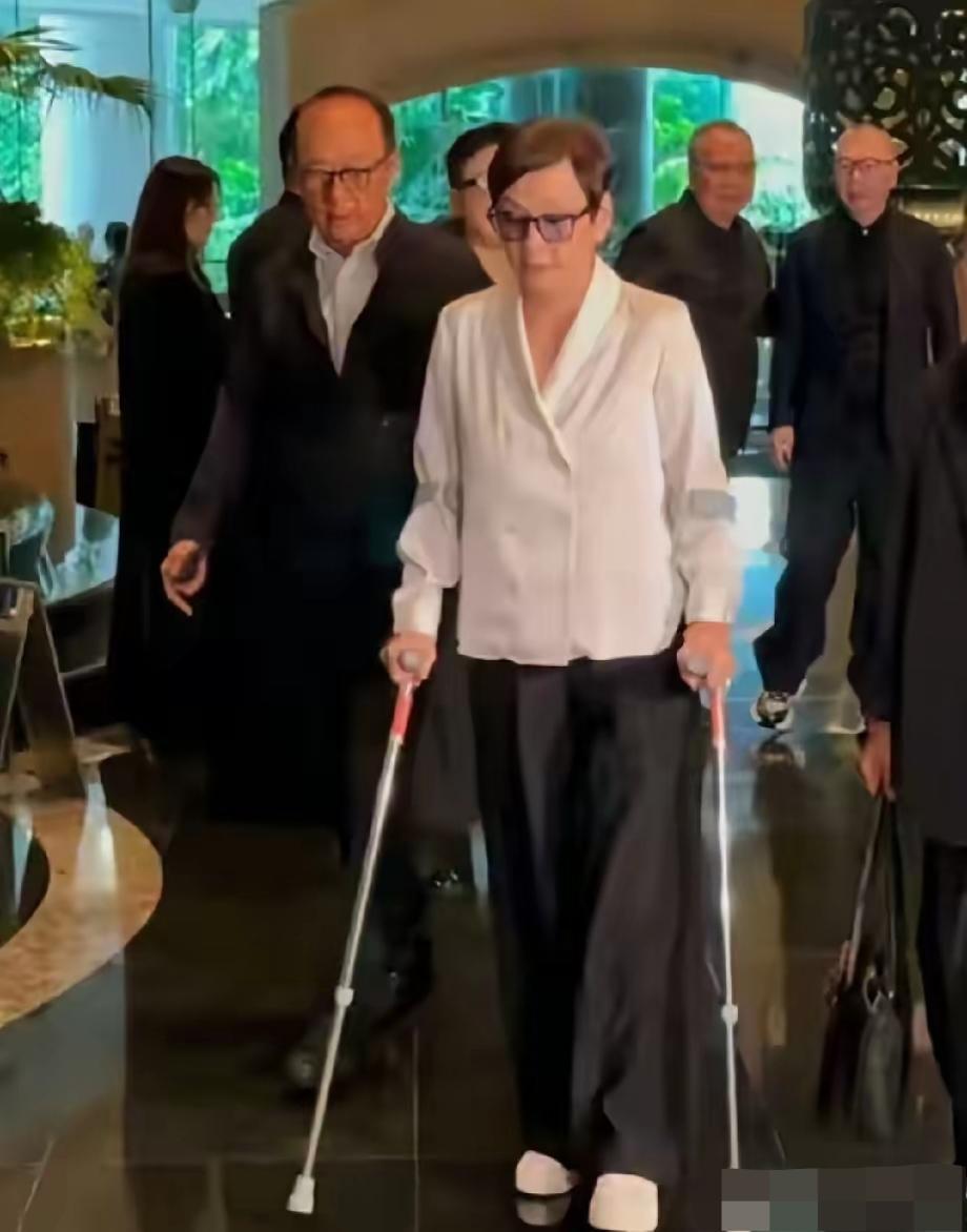 这个拄着拐棍的老太太，曾经是香江第一美人，她曾经饰演过“傅香君”大火，你还能认出