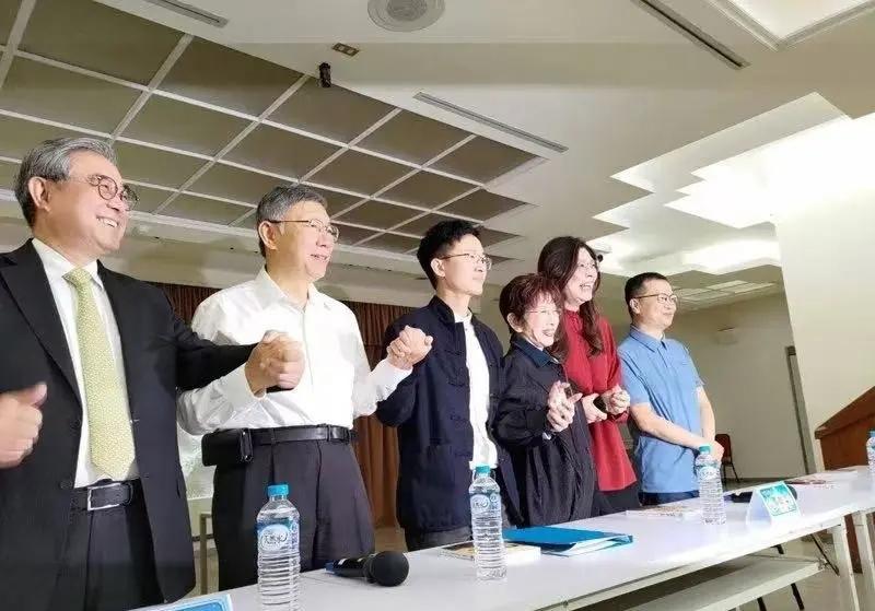 侯汉廷今天发布新书，邀请了洪秀柱、郑丽文、柯文哲、罗智强。
比较有意思的一点是，