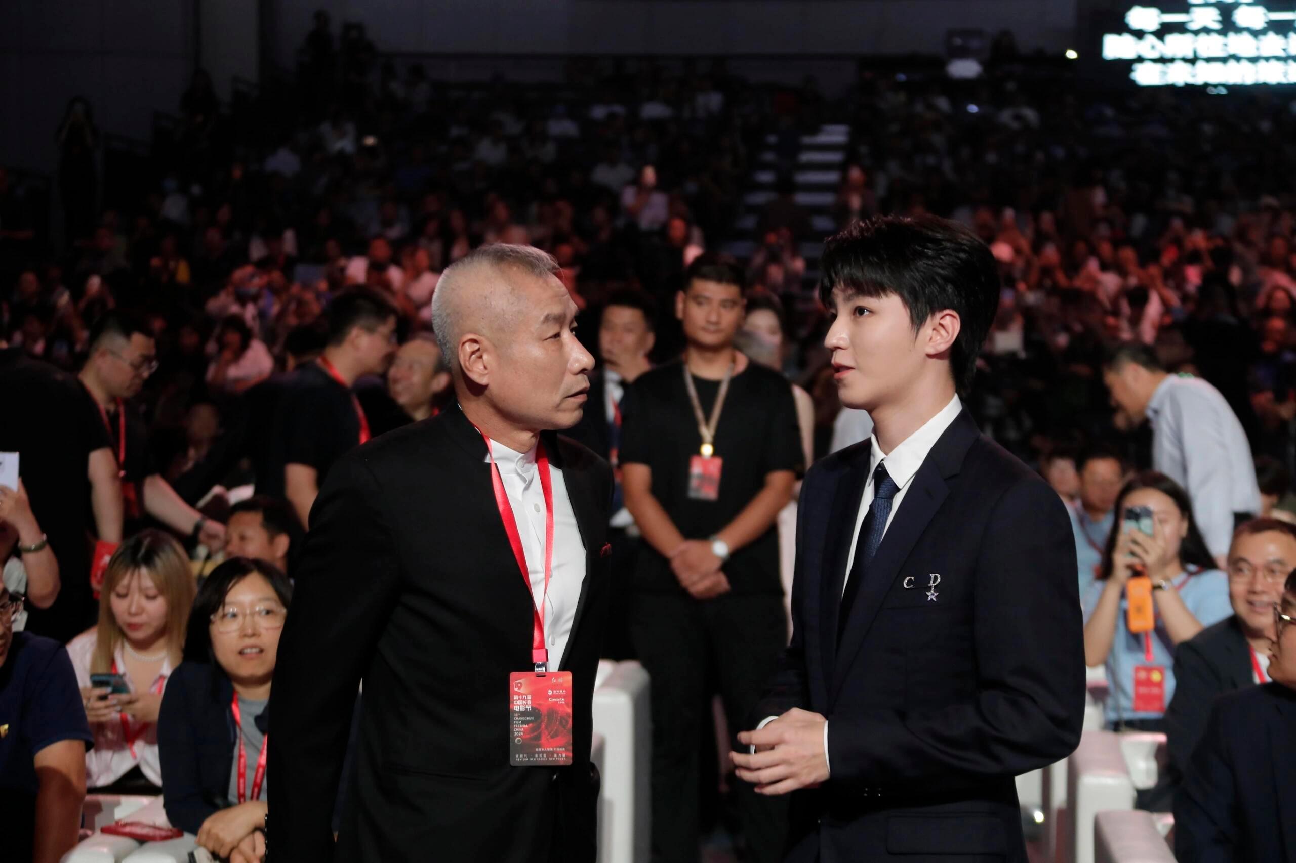 #王俊凯出席长春电影节# 好久不见的张保庆与四舅爷#王俊凯长影节内场找刘佩琦聊天