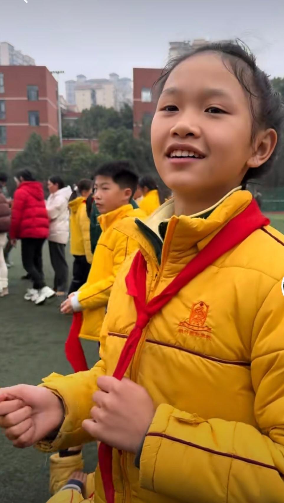 英子有个好老公四哥，四哥的大女儿越来越漂亮了，四哥这个爸爸还是很合格的。在培养女