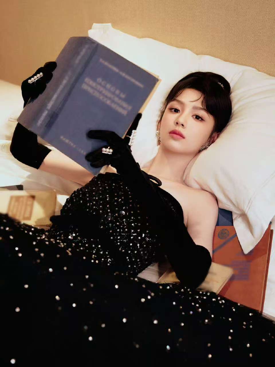 周也优雅化作絮羽周也盘发黑裙周也优雅化作絮羽，爱了，真好看 