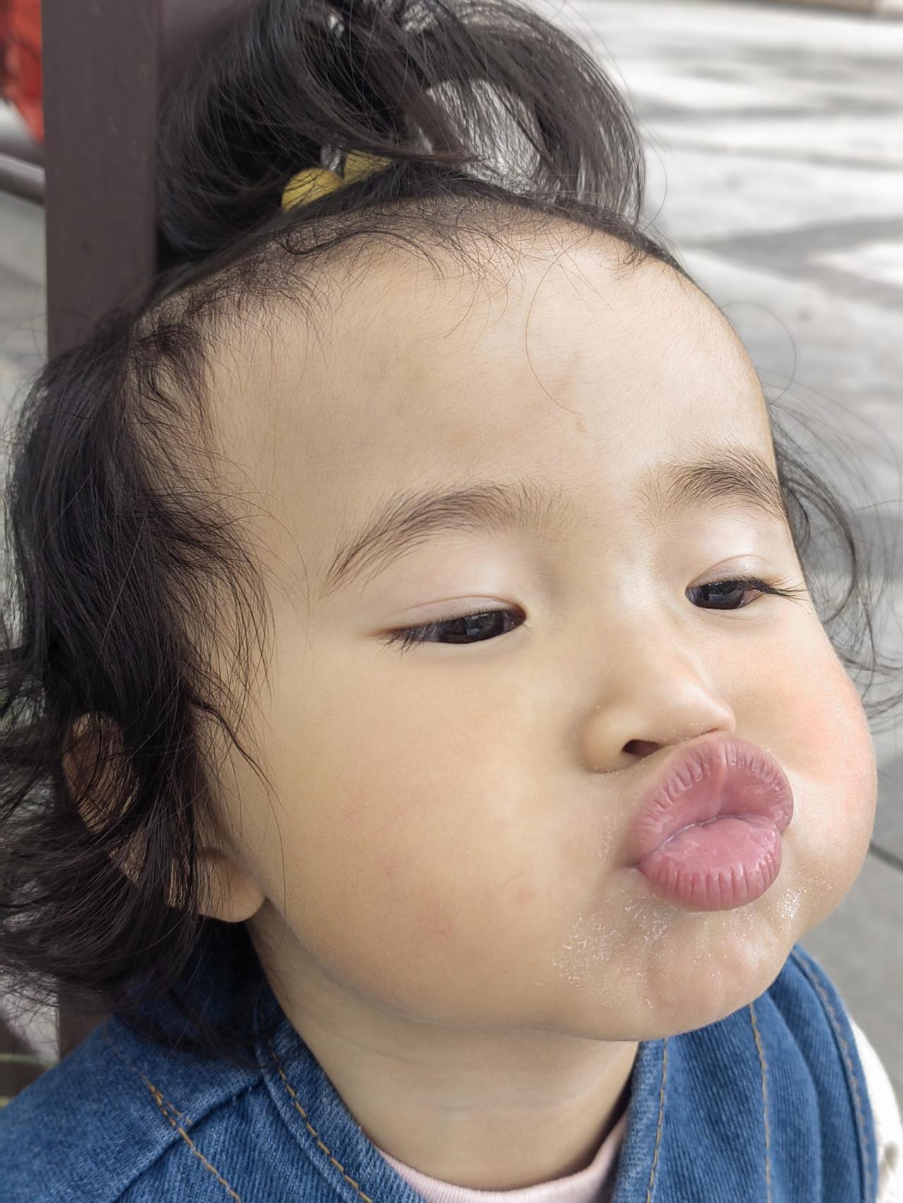 晒图笔记大赛小孙女儿，一岁半了，古怪精灵的像一个小天使，总是喜欢跟人学摸学样的，