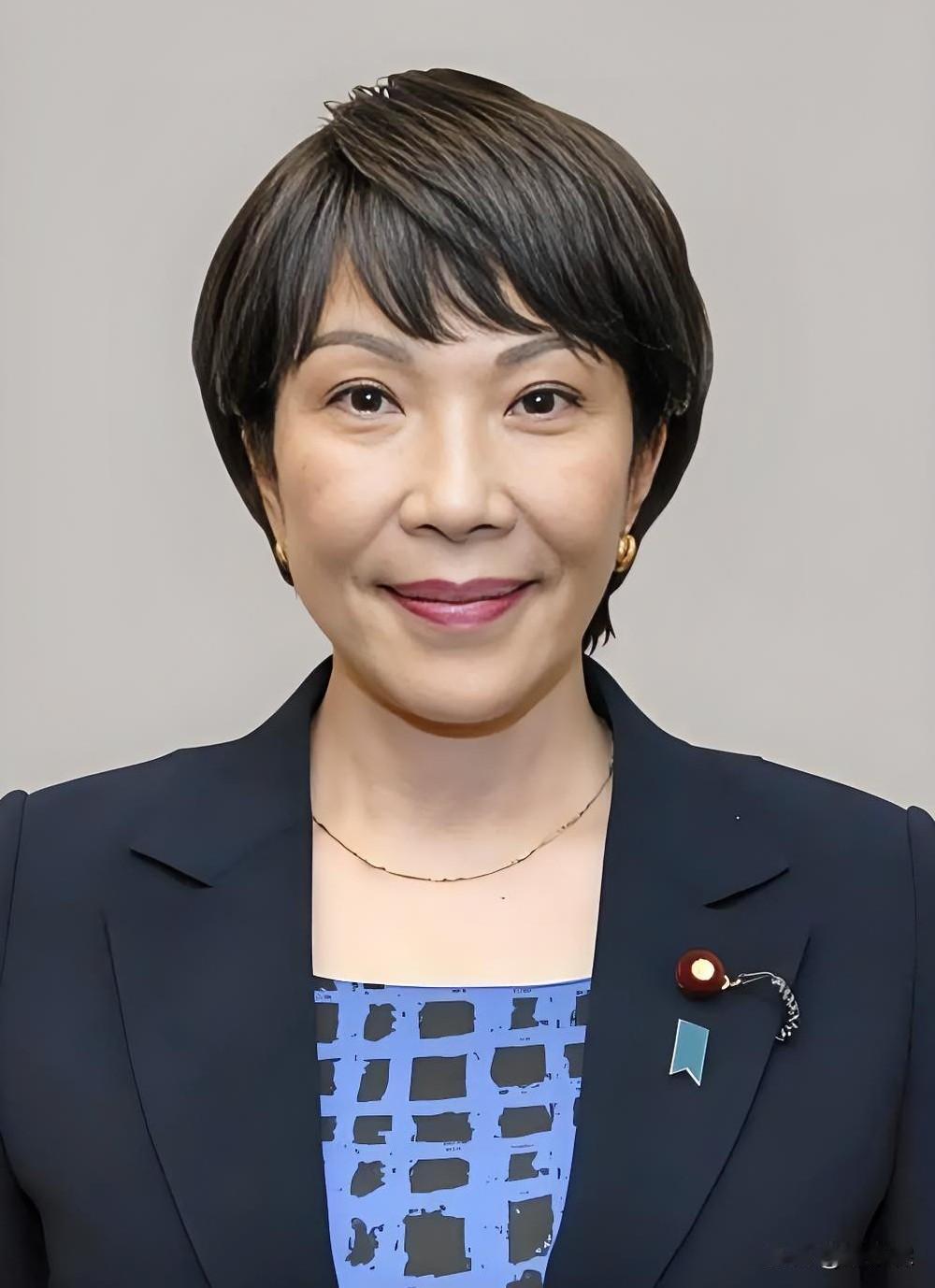 其实高市苗苗挺憨的，既然好不容易当上了首相，就应该做事三思而后行。

一边在国会