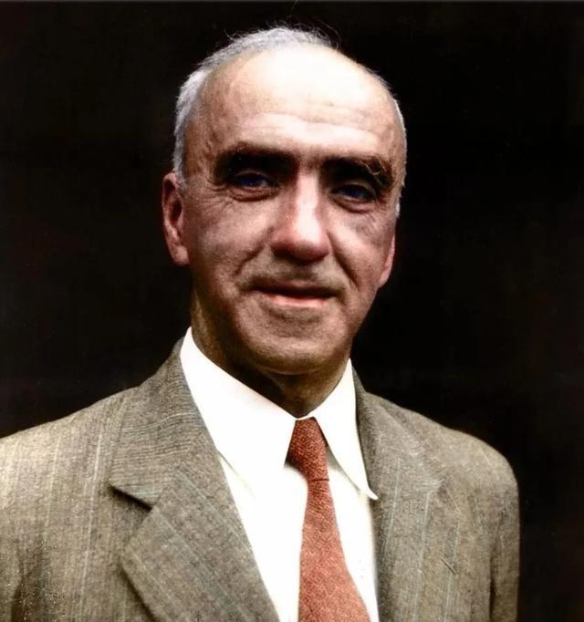 1962年，一位86岁的美国老人在华盛顿病逝。他临终遗言，一定要将自己的骨灰带回