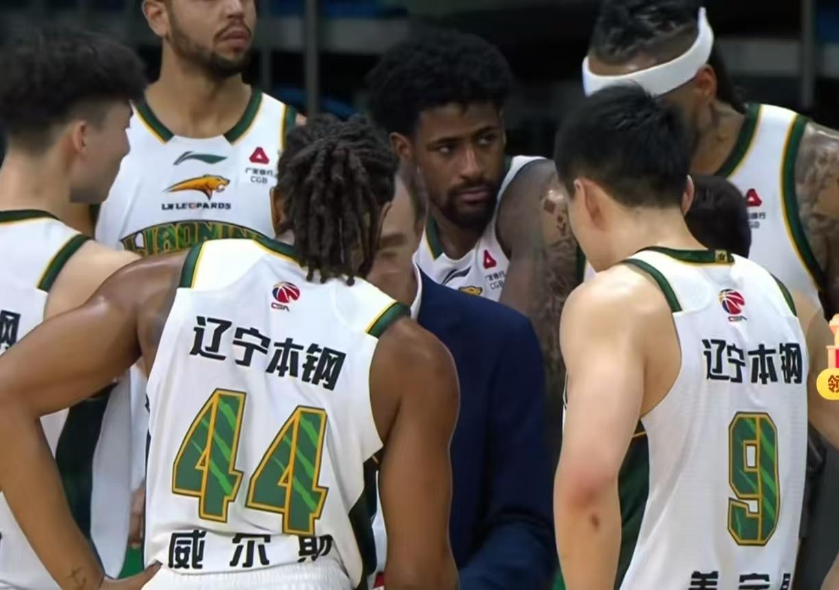 辽宁男篮球员薪资估算，看看谁最少：
一、本土球员
 1. 赵继伟
 合同：D类顶