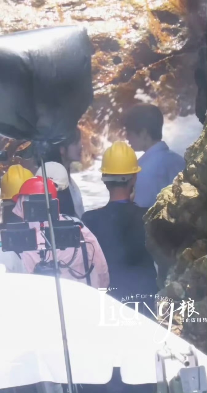 揽过来按在怀里强吻 沈言郝念你俩年纪小就是猛奥[流鼻血][流鼻血]丁禹兮孟子义捧