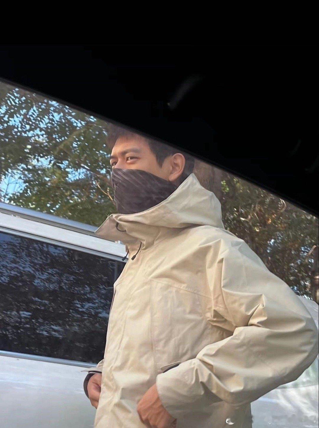 #新疆偶遇李现#网友在新疆偶遇现哥，还去了赛里木湖，给好朋友拍了照，期待成片[憧