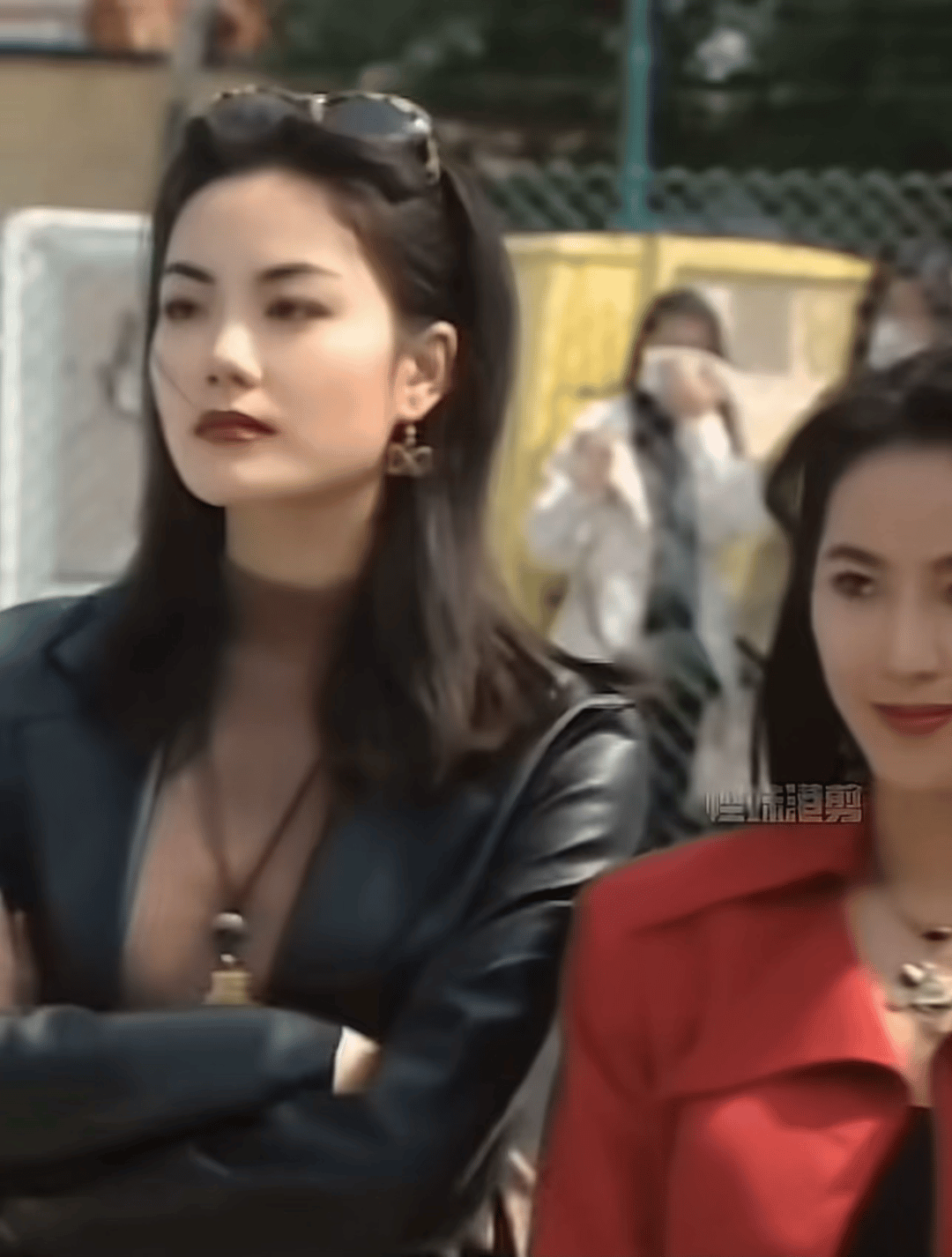 王菲俞飞鸿约饭被拍，网友夸女神友谊。我只想说：吃个饭就上热搜，是不是太闲了？ ?