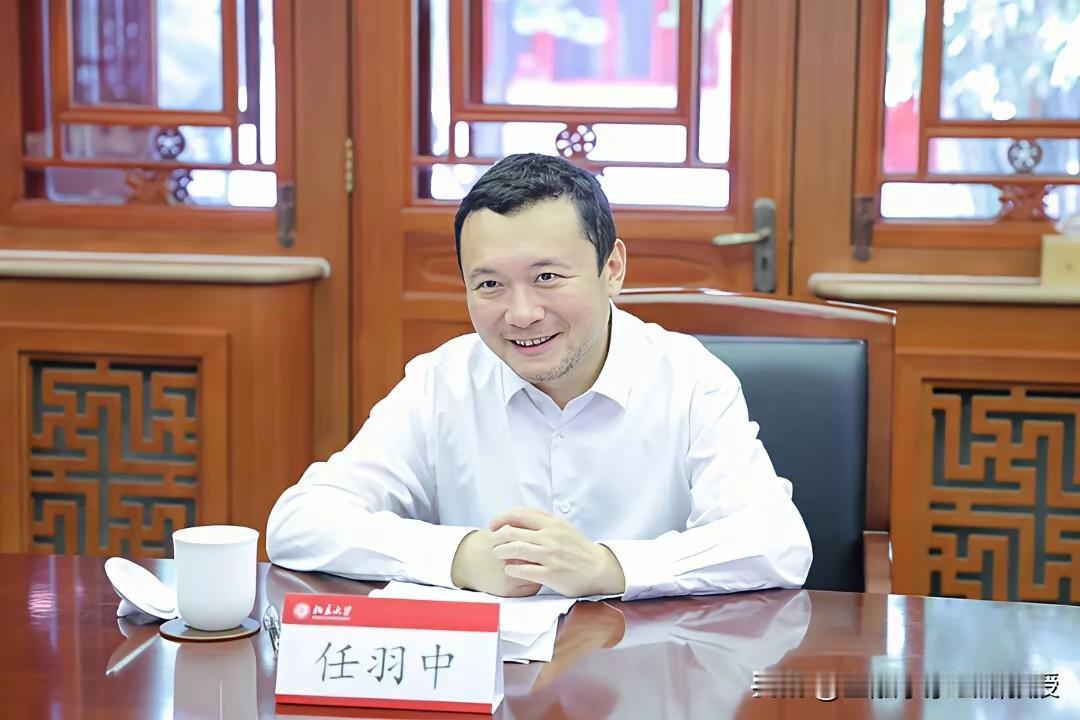 44岁就能当上北大副校长，45岁却落马了。看这位80后任羽中前半生可谓顺风顺水，