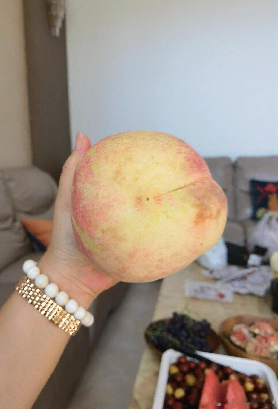 #山东的桃子已经离谱到这种程度了吗#咱就是说这和我映像中的桃子差距真的很大，也是