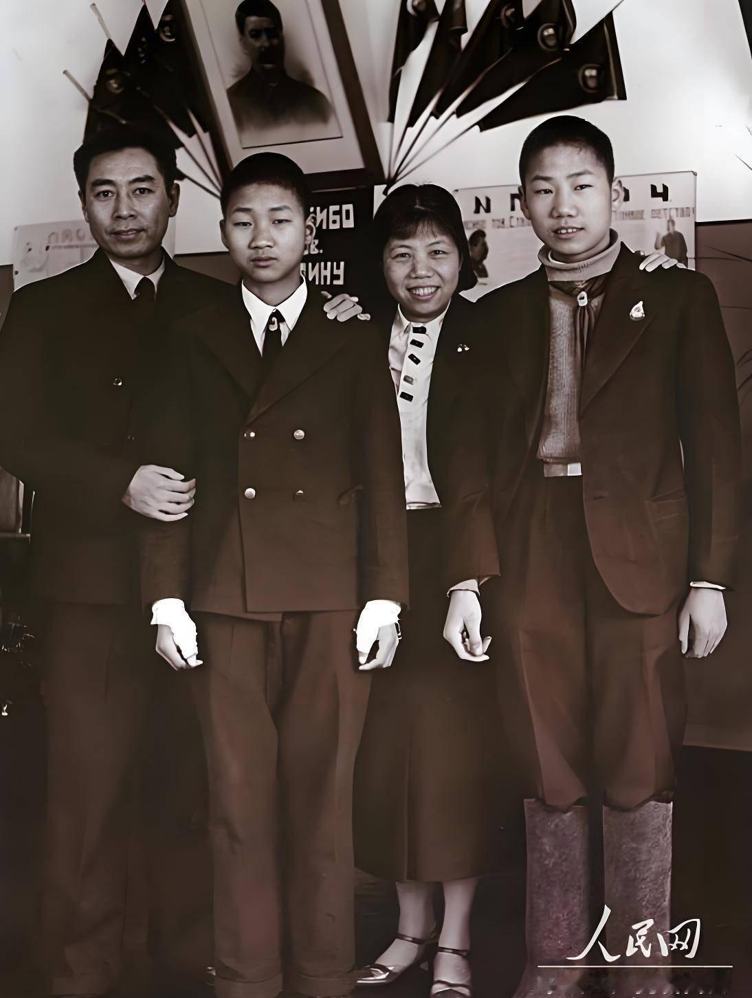 1939年，周总理骑马导致意外骨折，组织安排他到莫斯科疗伤，有时间他会抽空看望在