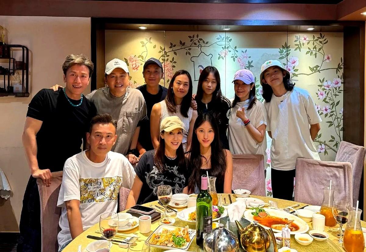 59岁的莫家尧，退圈经商身家过亿，再露面，状态好得不像话。

郭可盈晒出三十年老