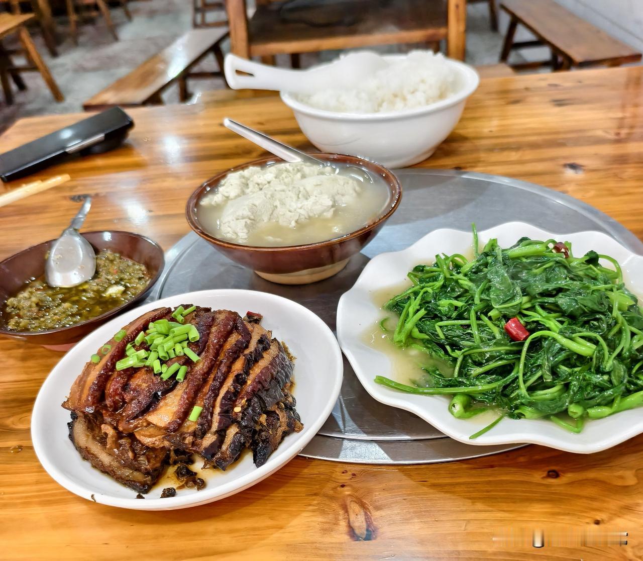 床车自驾游途中，一日一食一记。

在万州吃午饭，消费了38元。

今日老俩口的午