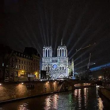 自去年12月8日重启对公众开放以来，法国巴黎圣母院在过去一年间人气爆棚，累计接待