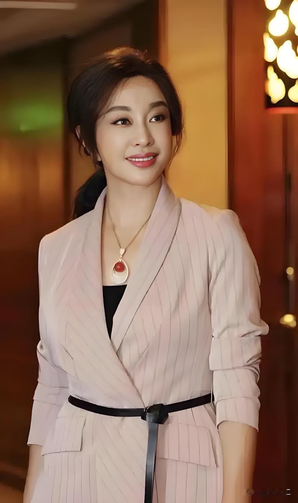 刘晓庆和陈冲同为国内七八十年代顶尖女演员，凭借《小花》一同走红，是一代人的时代记