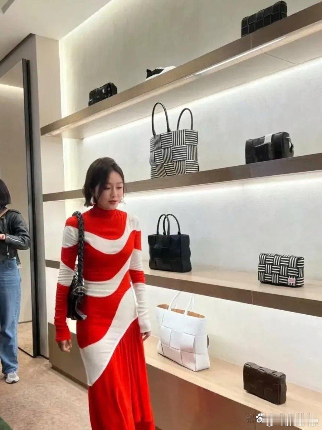 秦岚穿的这衣服真不怎么样，太不好看了 ​​​