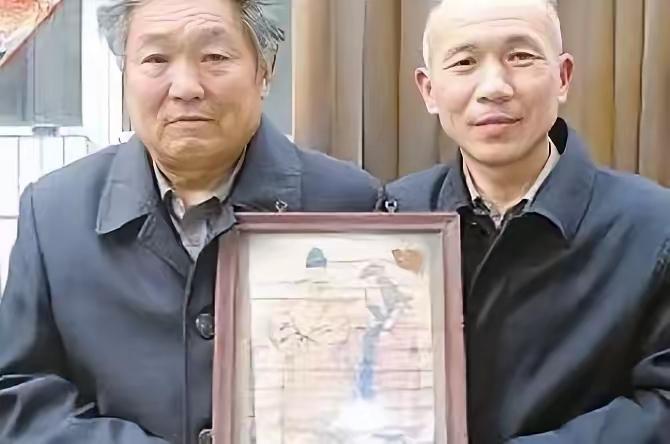 这位西装革履和朱元璋画像一模一样的帅哥说他是朱元璋的后代。

这两个和朱元璋画像